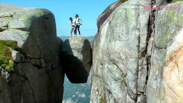 世界上最难征服的石头 悬在1000米绝壁中间 